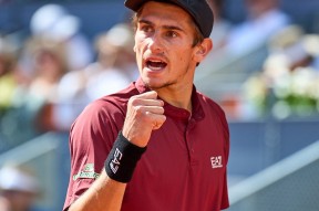 爱游戏-德约科维奇重返赛场，反败为胜首场状态出色，皇家马德里观众沸腾！